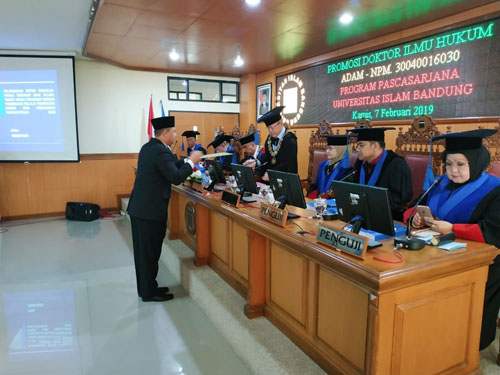 Mampu Pertahankan Disertasi di Hadapan 8 Penguji, Adam Sukarmis Raih Gelar Doktor